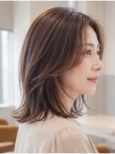 白髪を活かして楽しむ、新しい大人カラーへ