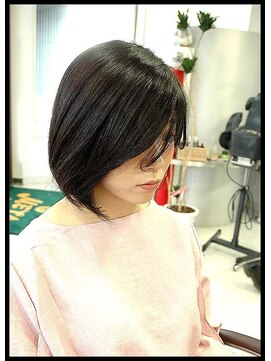 メタ(META) 黒髪に近いグリーン味の髪色