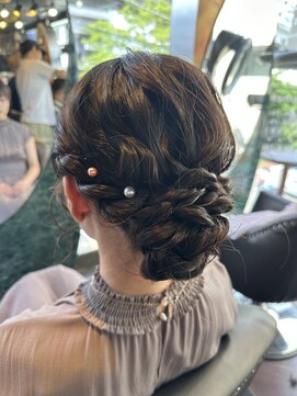 グリッツ (GLITZ) 迷ったらコレ！定番可愛いシニヨンアレンジ