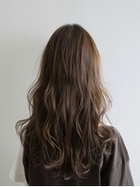 クラン 岡本(Chlan)&nbsp;透明感×こなれ感◎“ラテベージュ”のゆるウェーブロング