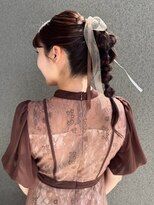 ハレ(hale) ヘアアレンジ 編み下ろしヘア お呼ばれヘア アッシュベージュ