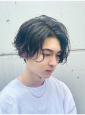 前下がりミディアム波巻きスパイラルパーマメンズボブ