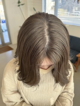 エメ 小山(Aimer) ニュアンスカラー/ブリーチなしダブルカラー/赤みなしベージュ