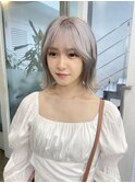 ハイトーンホワイトシルバーカラーの外はねボブ