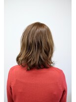 バングス(bangs)&nbsp;肩ハネレングスのミディアムスタイル。