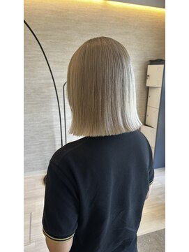 サロンドディバース(Salon de DIVERSE) 切りっぱなし×ホワイトブロンド