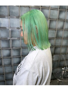 レオクマ(REOKUMA) グリーンカラー/ホワイトブリーチ/切りっぱなしボブ