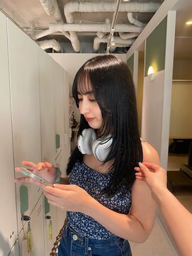 ムーム(Momb) 暗髪レイヤー