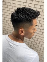 濡れパンフェードショート　フェザーアップ髪型
