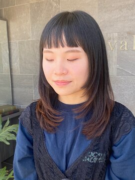 メゾン アヴァロ(Maison Avallo) ショートバングのハイレイヤーミディアム