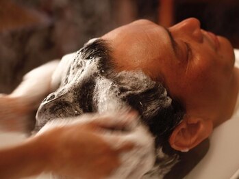 トラッドバーバースタイル 中野店(TRAD BARBER STYLE)の写真/【自分へのご褒美】忙しい毎日の張りつめた思考を静かにほどく。大人のための極上ヘッドスパで心身を解放◎