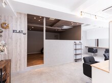 フラット(FLAT)の雰囲気（白を基調とした落ち着いた店内☆）