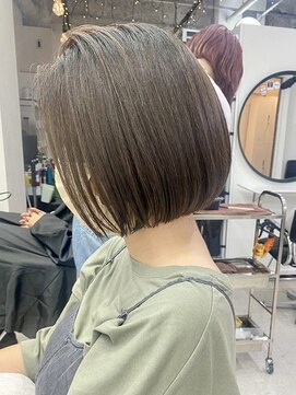 ヒビヲ(HIBIO) ショートボブミルクティーベージュブリーチダブルカラー横浜西口