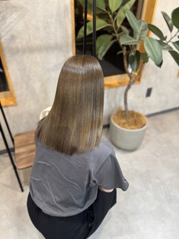 髪のうねりやクセ、一人ひとりの髪質を見極め、あなたに合った施術で理想のストレートヘアに導きます☆