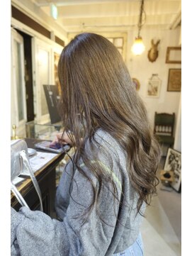 ベージュグレーカラー