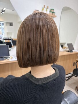 ラフテル(RAFTEL) 明るめカラーの切りっぱなしボブ