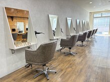 デコヘアー キートス(DECO HAIR kiitos)の雰囲気(自然光が差し込む、落ち着いた空間で癒しのサロン時間をお届け)