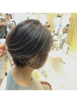 クオリス 上板橋店(QUALIS) 20代30代40代/モテ髪/前下がりひし形ショート/グレージュ