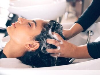 アクアリップル(aqua ripple)の写真/疲れも癒す至高の時間♪リラックスしながら、女性らしくなめらかな髪へ導くハンドテクニックは必見！