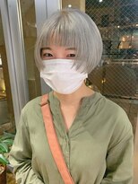 ボブ　ホワイトカラー　ブロンドヘア　ミルクティーベージュ