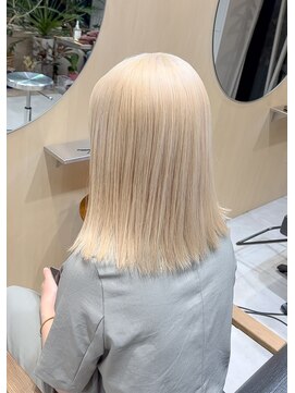 スタン 渋谷(Stam) ホワイトブロンドハイトーン切りっぱなしミディアムケアブリーチ