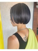 透明感ある暗髪グレー・丸みのミニボブ