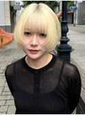 ホワイトブロンド レイヤーカット 顔周りカット ブリーチ 20代