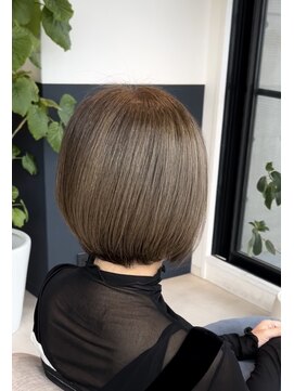 オーケストラ(Orchestra) ショートボブグレイカラー白髪ぼかし40代50代