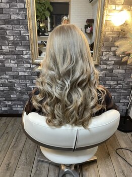 サロネ ディ ルッソ シトミーレ(salone di lusso シトミーレ)の写真/【色っぽヘアで大人女性の魅力UP♪】"隠す"ではなく"魅せる"グレイカラー。美しさの秘訣は、上品な「艶」♪