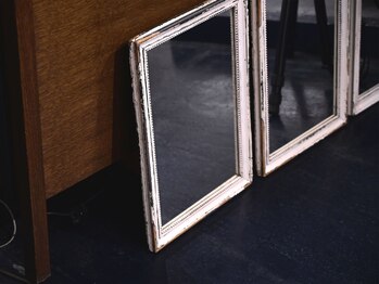 ロムサンク(L'HOMME CINQ)の写真/派手さより、自然体の美しさを。大人の髪に寄り添う、落ち着いた空間と確かな技術。