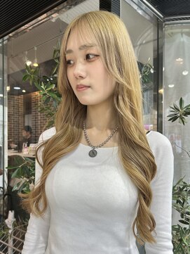 ヘアーアンドメイク ビス(HAIR&MAKE bis) 初ブリーチでブロンドカラー♪【唐木彩華】