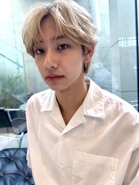 サンバレー(SUNVALLEY) ハイトーン韓国風センターパート毛流れスタイル