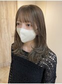 ミディアムレイヤーとアッシュベージュカラー