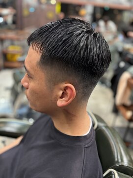 フォーコーナーズカットショップスリーセント 栄(FourCornersCutShop 3/cent) フェードショート