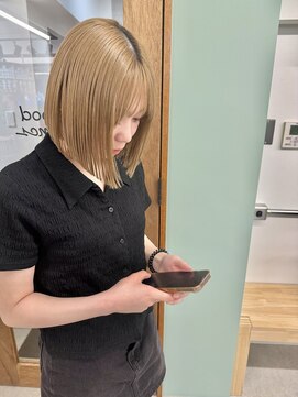 ヒビヲ(HIBIO) ショートボブ切りっぱなしボブタッセルボブベージュカラー横浜