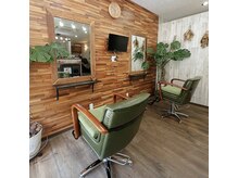セルンティーヘアー(CERNE tie hair)の雰囲気（木の温もりに包まれ、癒し空間でリラックス）