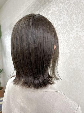 ビューティーサロン コマ(koma) イヤリングカラー×外ハネ切りっぱなしボブスタイル