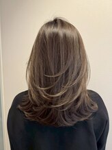 エレガントなミディアムレイヤースタイルでお顔の輪郭や首筋のラインを美しく魅せる*[銀座]