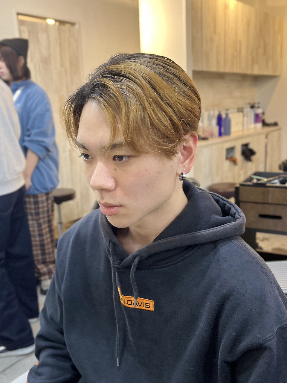 流行ツーブロック刈り上げスーツ短髪メンズスパイキーショート