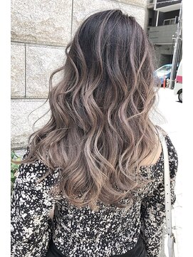 リア 大阪梅田(Ria) ～外国人風バレイヤージュカラー～【Ria 大阪 梅田】