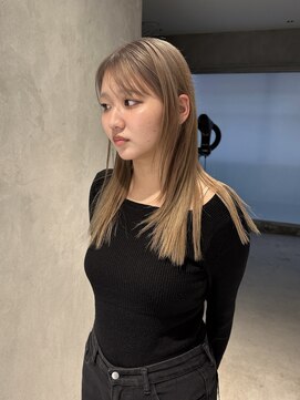 ニール(nier) レイヤーカットミディアムハイトーンブリーチベージュ袋町