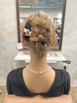 フィガロ ウメダ(FIGARO UMEDA) およばれ高めシニヨン11.12暗めカラー