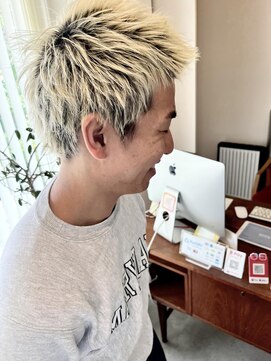 ヒュッゲプラス(hygge+) 束感スパイキーショート×ハイトーンブリーチ