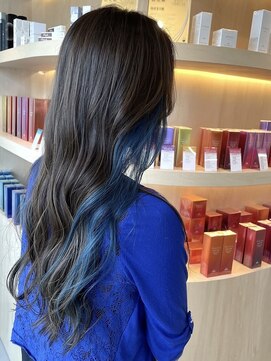 シダ(sida SAIIN) 【西村】20代30代イヤリングブルーロングヘア