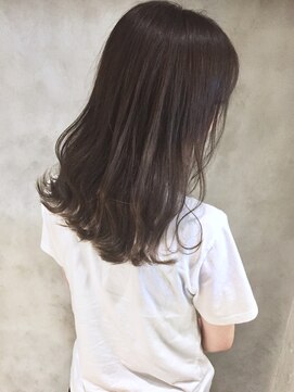 リルア 博多(LIRUA) シルバーグレージュのハイライトグラデーション