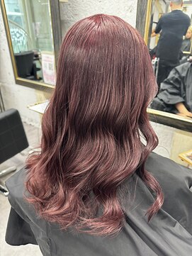 リア(riah) ブラウンレッド/巻き髪スタイル