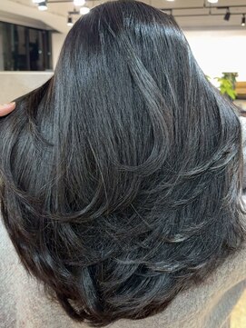 メリー オオサカ(Merly Osaka) 暗髪でもレイヤーで一気におしゃれに!