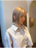 切りっぱなしボブ　ブリーチカラー　ハイトーン　ベージュ　20代