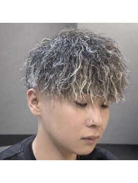 ウィスカーズ(Whiskers) スキンフェード×ツイストスパイラル×メッシュ