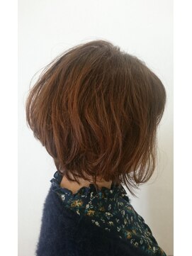 ハナ ビューティーヘアー(hana.) 前下がりパーマボブ